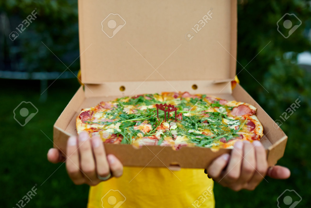 202433070-corriere-maschio-irriconoscibile-del-fattorino-della-pizza-che-consegna-la-pizza-nel-concetto-di